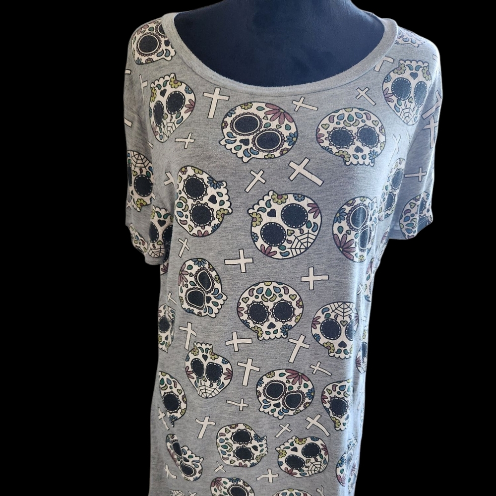 Occasion, Day Of The Dead Gray Skull Print T-Shirt. XL
